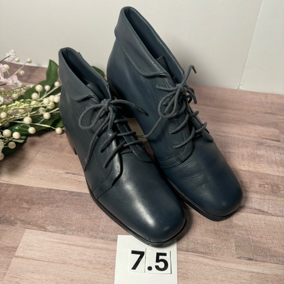 St. John’s Bay Deep Blue leather square toe ankle boots 7.5W  LIKE NEW - Picture 10 of 16